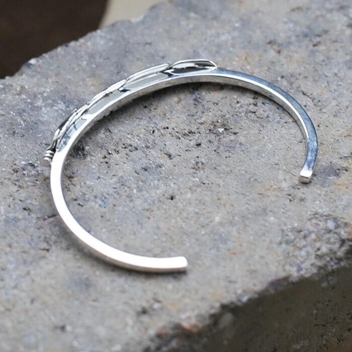 Thin single feather bracelet