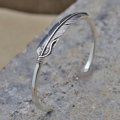 Thin single feather bracelet