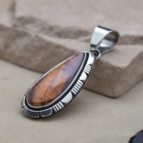 Tear drop shaped red spiny oyster shell pendant - Bil 495