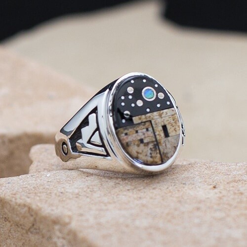 Oval ring w/carved rain design sides, adobe pueblo inlay