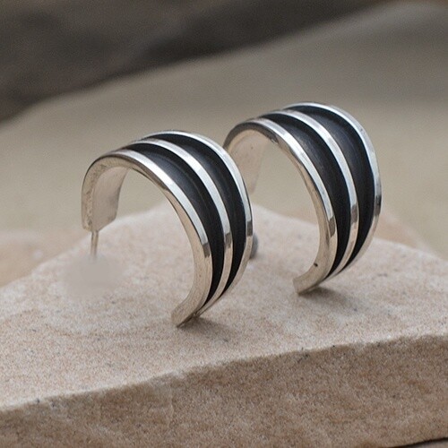 Tom Hawk tapered hoop earrings