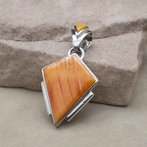 Arrow design inlay spiny oyster shell pendant- SR 2204