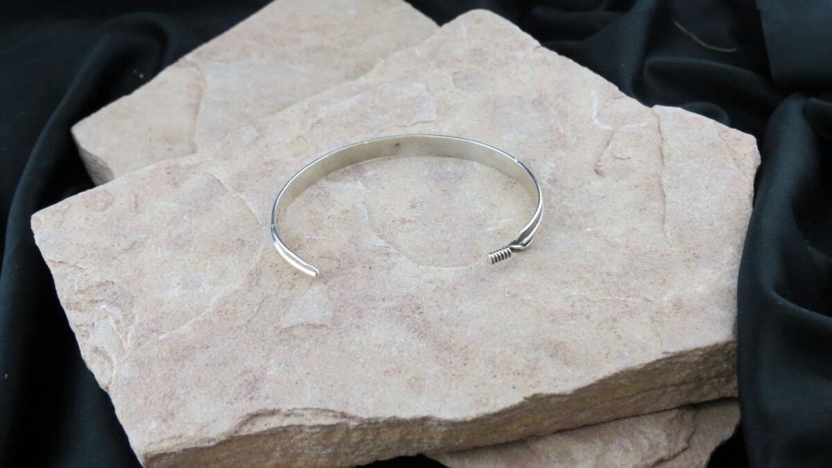 Thin feather bracelet