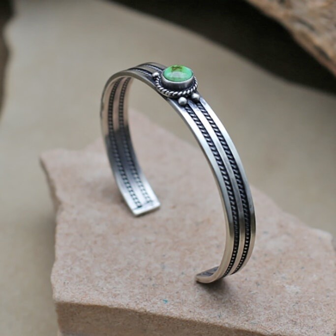 BIL 449 Thin square &amp; twist wire cuff bracelet