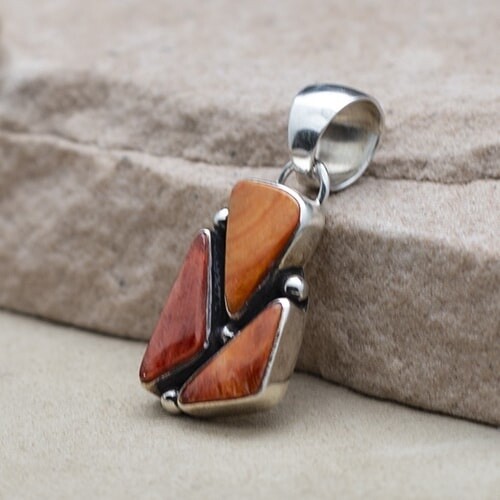 Small contemporary spiny oyster shell pendant - Bil 494