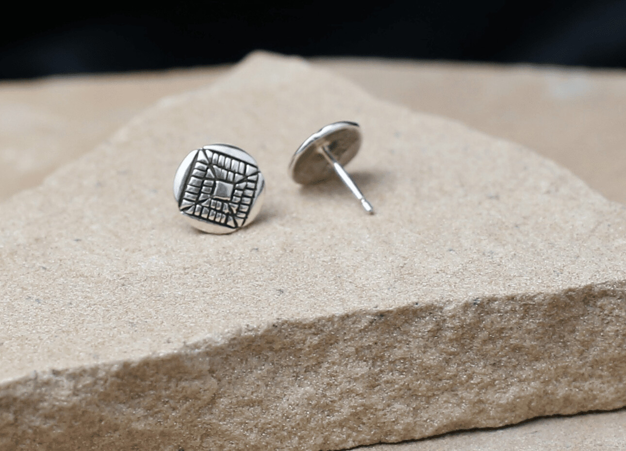 Basket weave pattern-Mini round post earrings