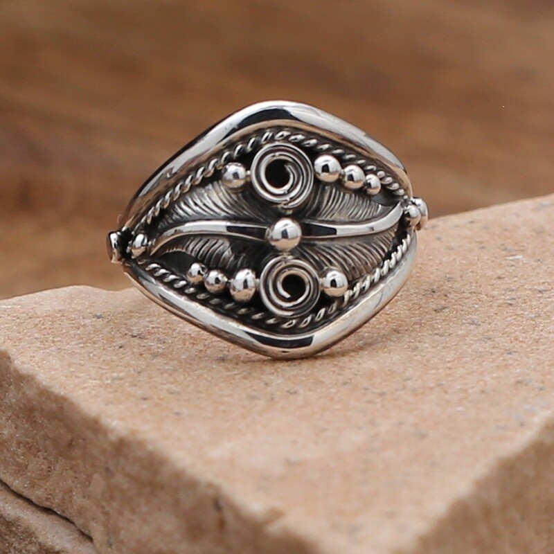Opposing leaf design ring, Ring Size: ANA1595