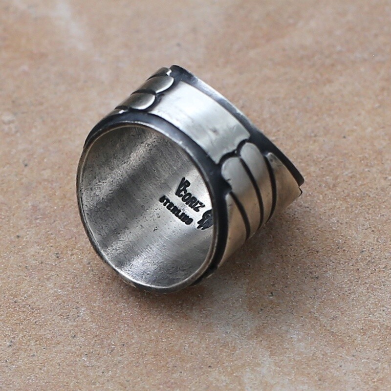 Wide band ring-radiant line pattern