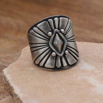 Wide band ring-radiant line pattern