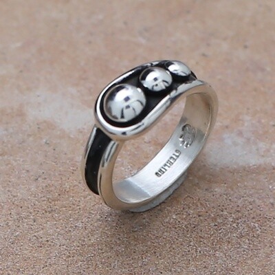 Thin 3-bead band ring