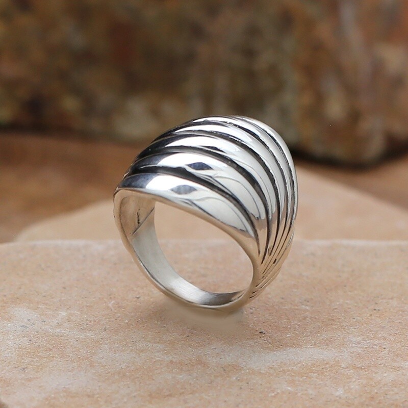 Ribbed design sterling silver ring, Ring Size: Bil846