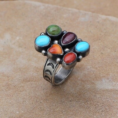 Cluster ring w/ heart shell