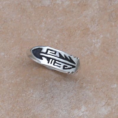 Thin feather ring w/overlay design