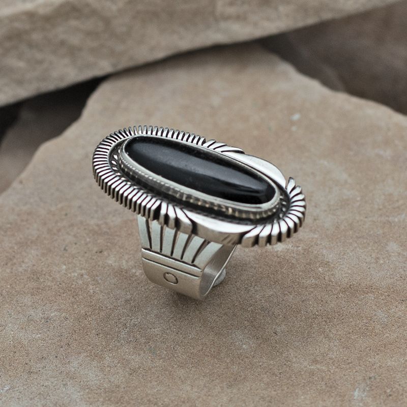 Black onyx ring w/square wire setting, Ring Size: Bil883