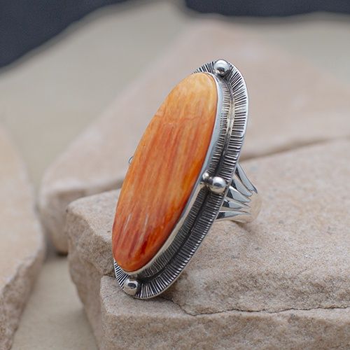 Large oval spiny oyster shell ring, Ring Size: Bil490