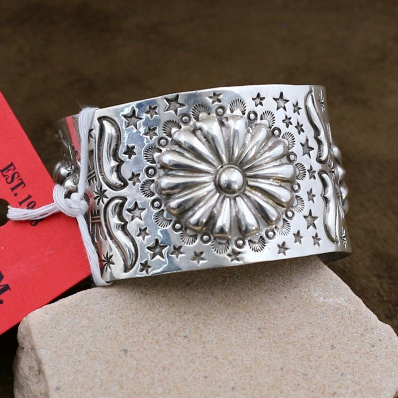 Pawn Jewelry- Wide Navajo bracelet w/ repousse´