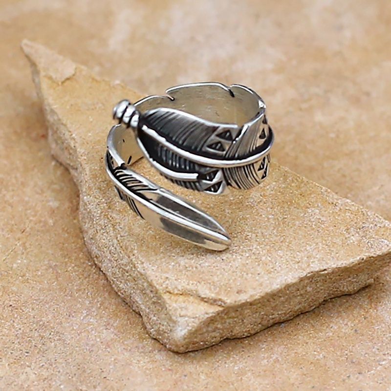 Wide band feather ring w/arrow patterns