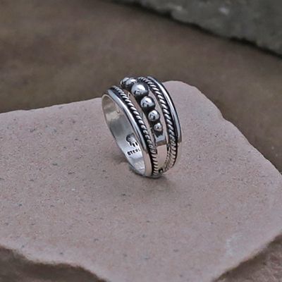 Split band ring w/bead design