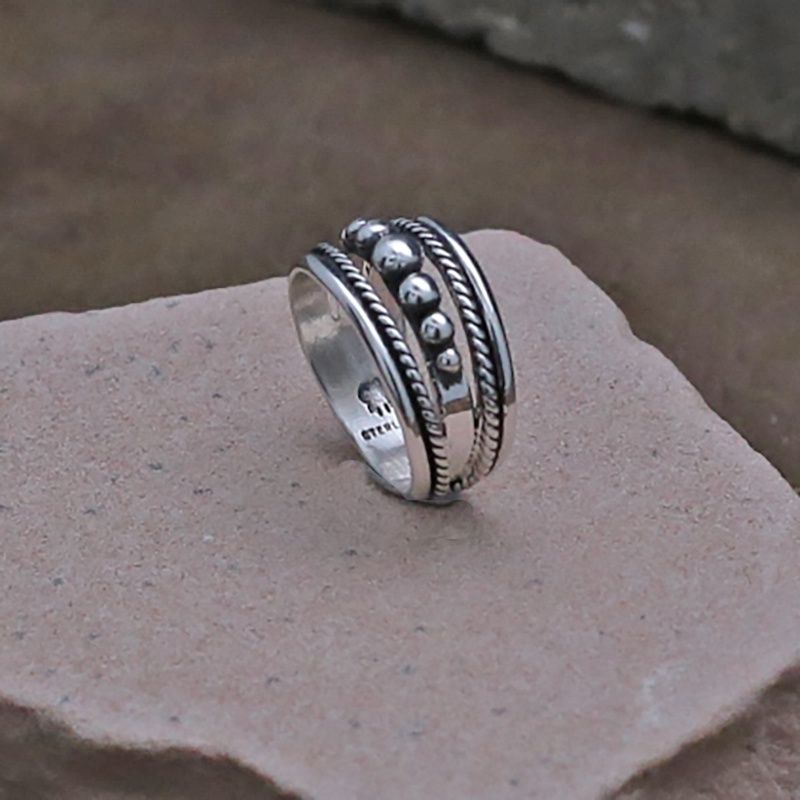 Split band ring w/bead design