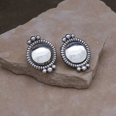 Round disc post earrings w/twist wire
