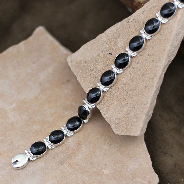 Oval stone link bracelet w/black onyx