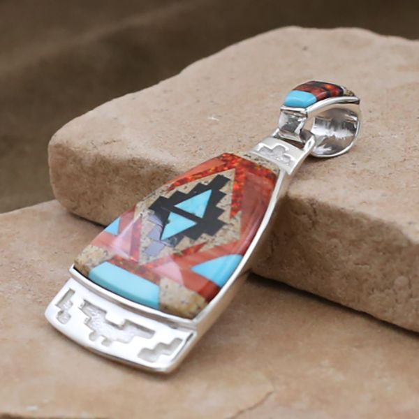 Large rug pattern design pendant w/ silver carved end