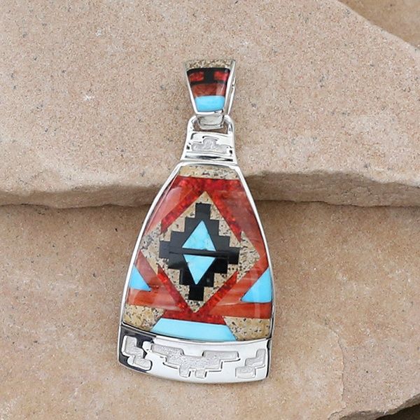 Large rug pattern design pendant w/ silver carved end