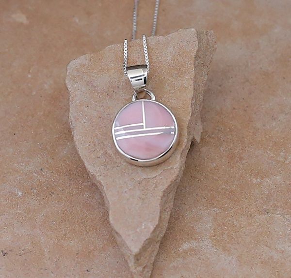 Pink conch round inlay pendant