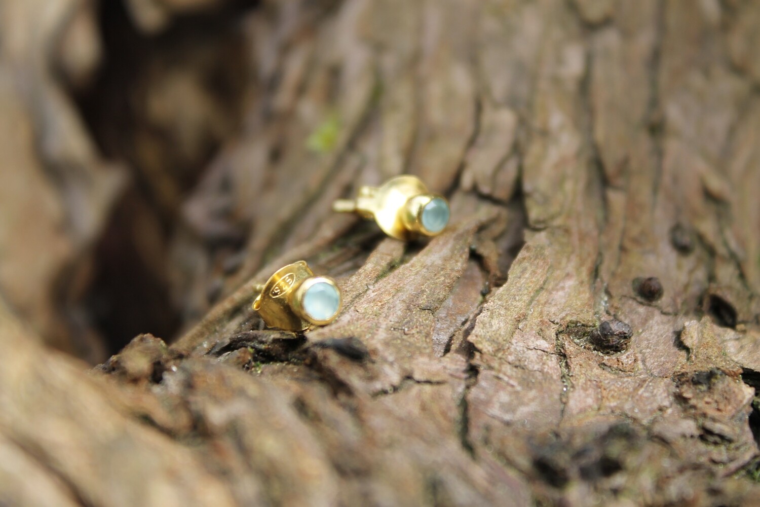 Zilveren oorknopjes met blauwe chalcedoon