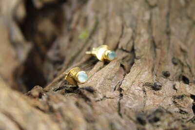 Zilveren oorknopjes met blauwe chalcedoon
