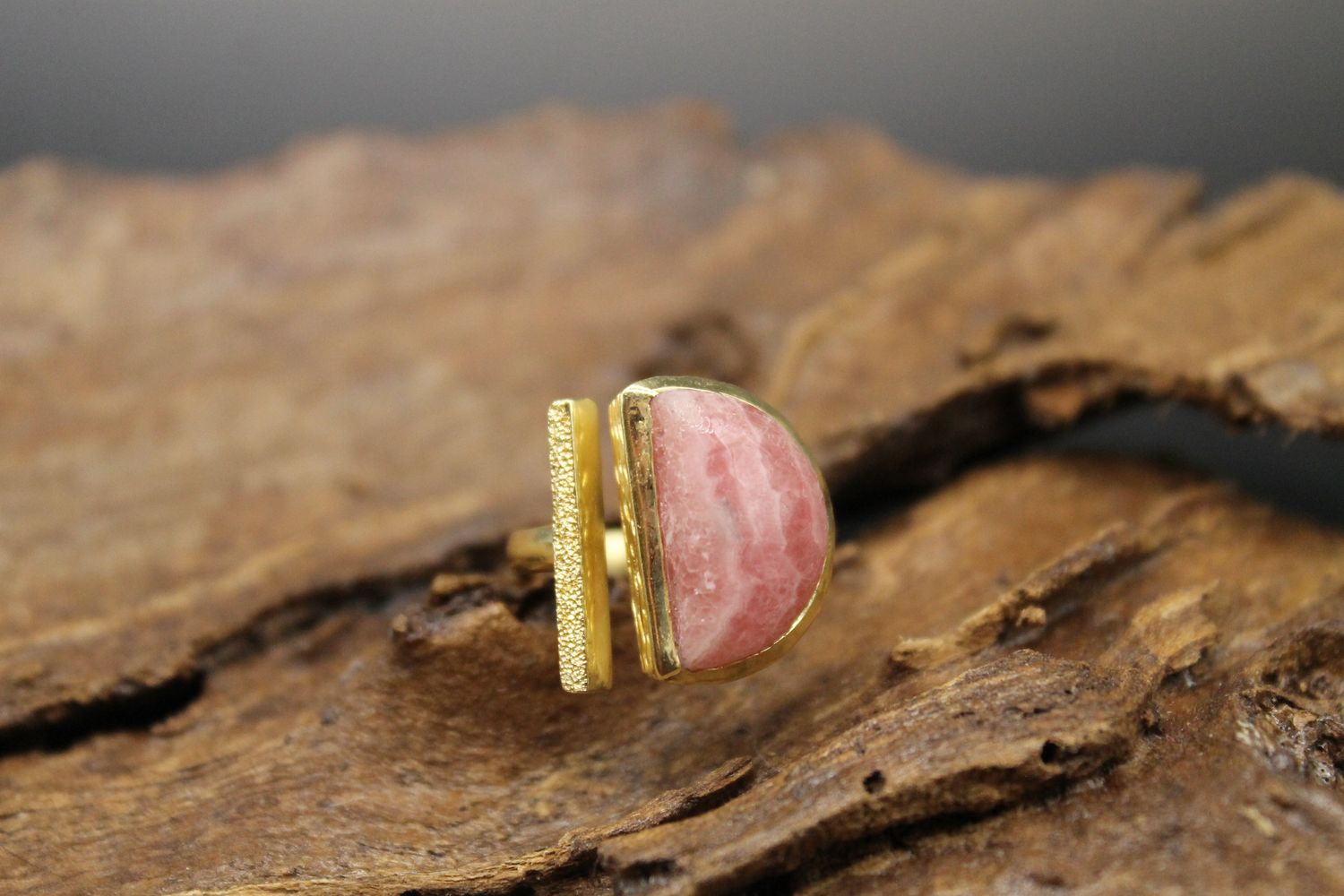 Halve maanring van rhodochrosiet