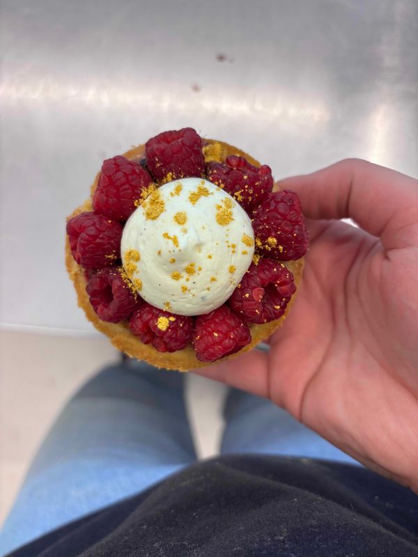 Tartelette framboos, frangipane en vanillemousse