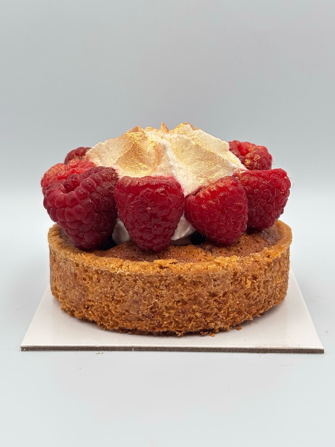Tartelette framboos, frangipane en vanillemousse