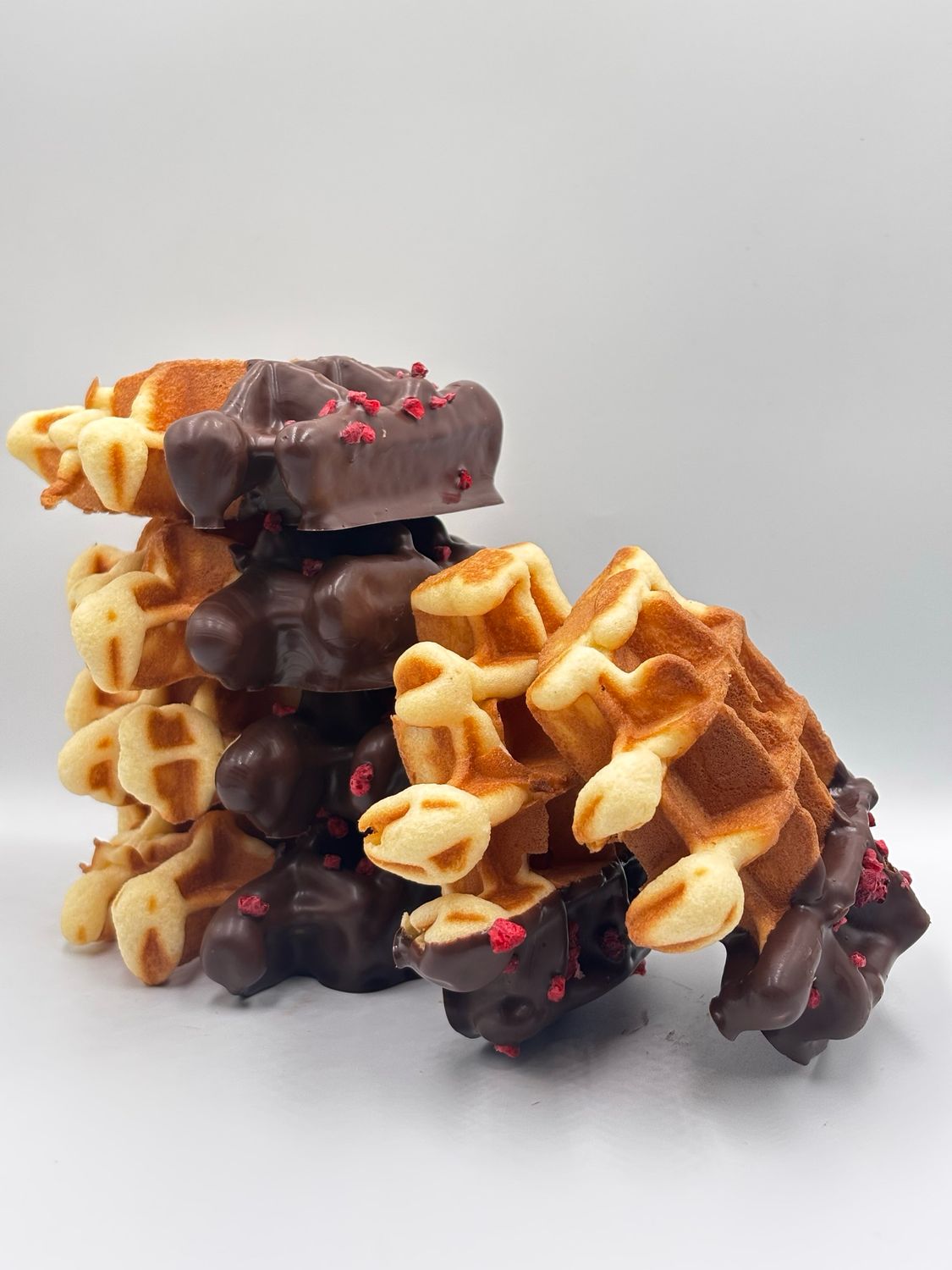 Wafels met chocolade en gevriesdroogde framboos