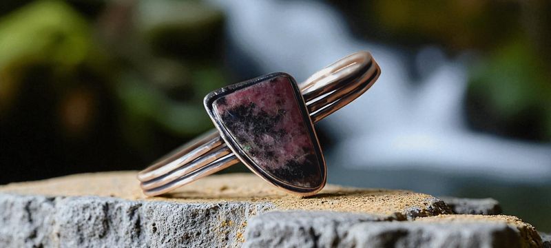 Handgemaakte armband zilver op brons met Rhodoniet
