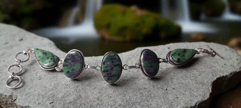 Handgemaakte armband zilver op brons met Robijn in Zoïsiet