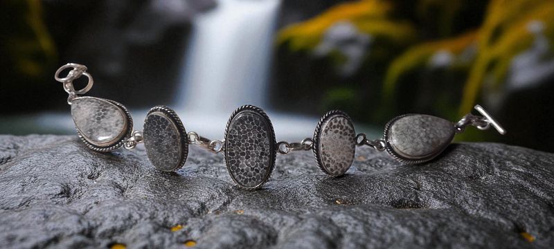 Handgemaakte armband zilver op brons met Zwarte Fossiel Koraal