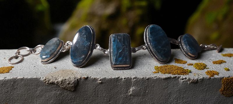 Handgemaakte armband zilver op brons met Apatiet