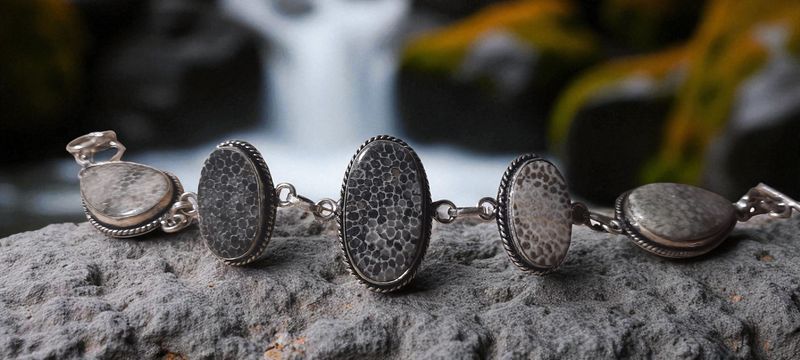 Handgemaakte armband zilver op brons met Zwarte Fossiel Koraal
