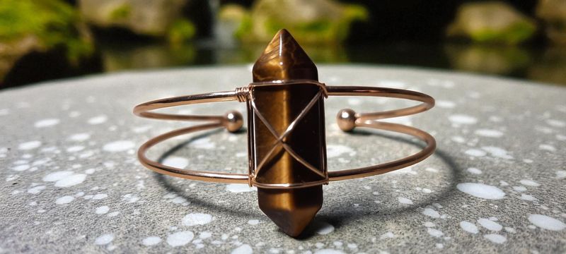 Handgemaakte armband met Tijgeroog en metaal