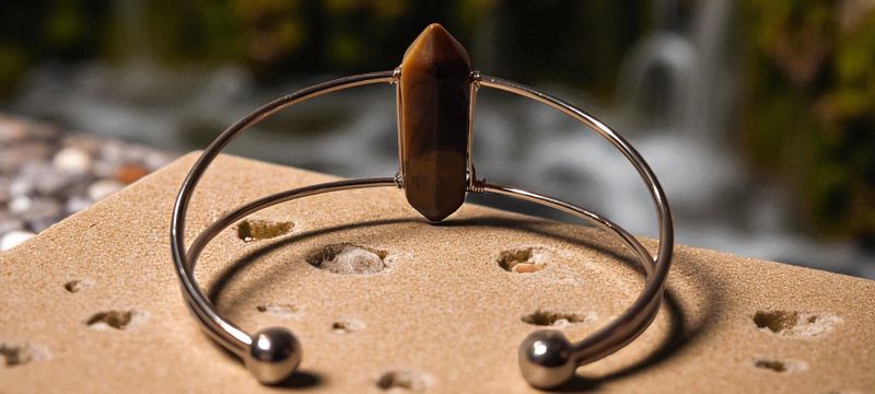 Handgemaakte armband met Tijgeroog en metaal