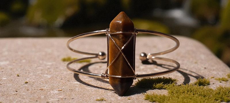Handgemaakte armband met Tijgeroog en metaal