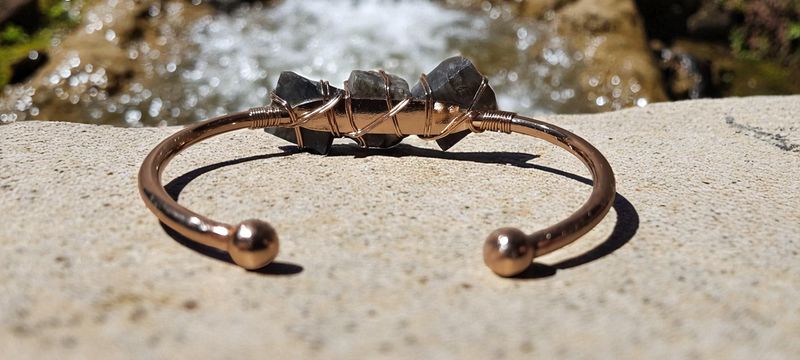 Handgemaakte armband met Labradoriet en metaal