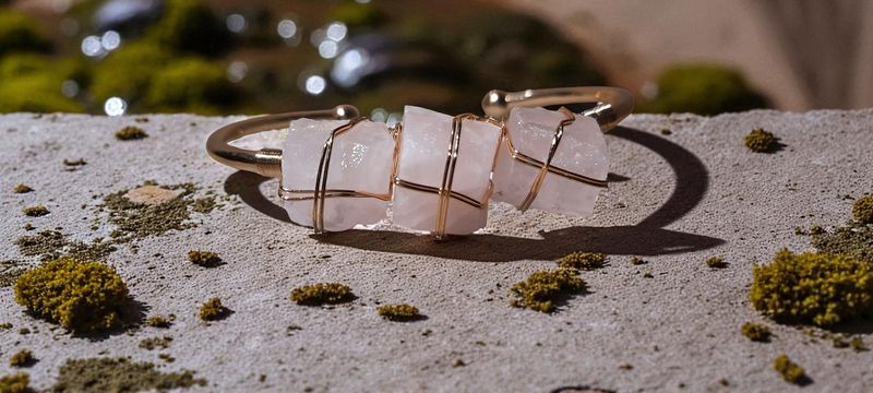Handgemaakte armband met Rozenkwarts en metaal