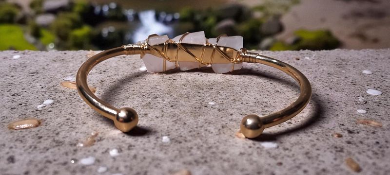 Handgemaakte armband met Rozenkwarts en metaal
