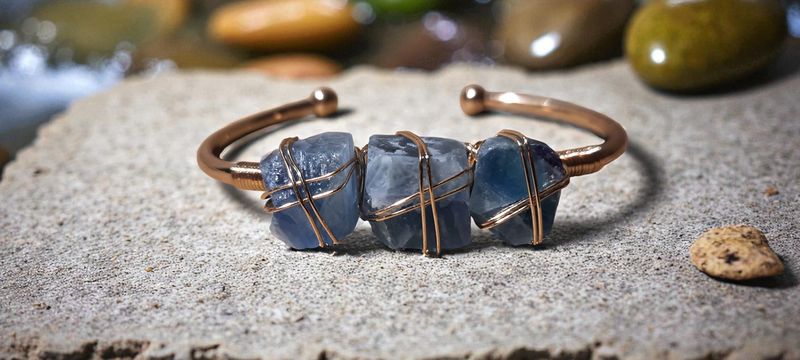 Handgemaakte armband met Fluoriet en metaal