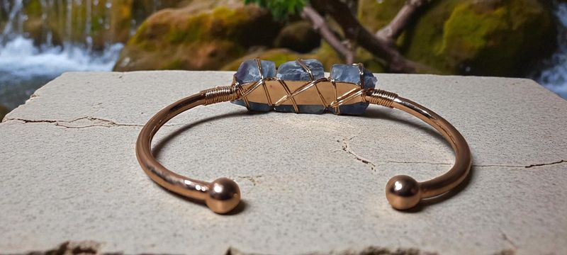 Handgemaakte armband met Fluoriet en metaal