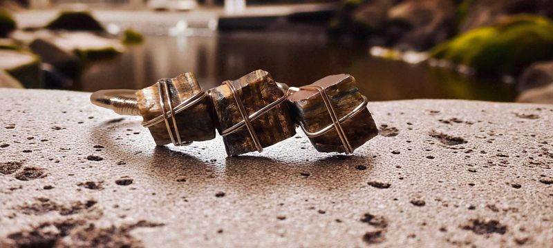Handgemaakte armband met Tijgeroog en metaal
