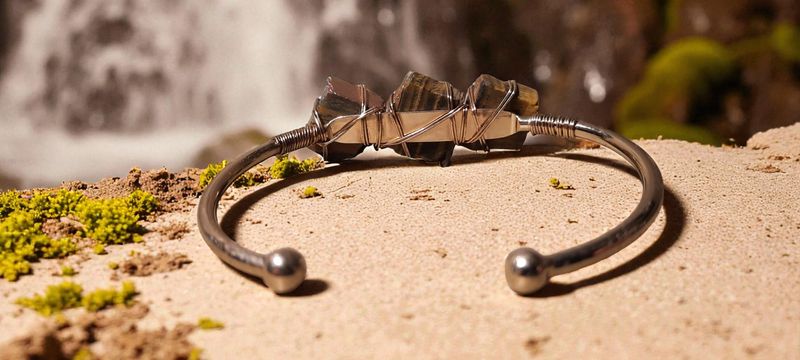 Handgemaakte armband met Tijgeroog en metaal