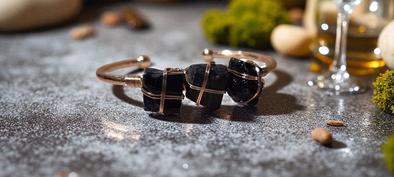 Handgemaakte armband met Zwarte Toermalijn en metaal
